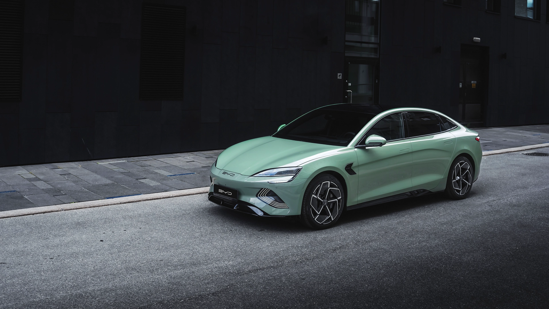Grønn BYD Seal 4x4 sedan parkert i urbane omgivelser – sportslig elbil hos Granrud Bilverksted.