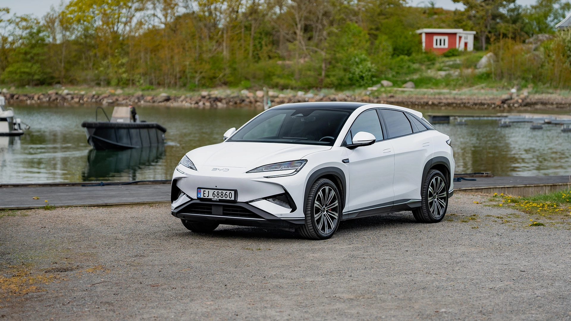 BYD Sealion 7 parkert ved vannet – robust og elegant elbil hos Granrud Bilverksted.