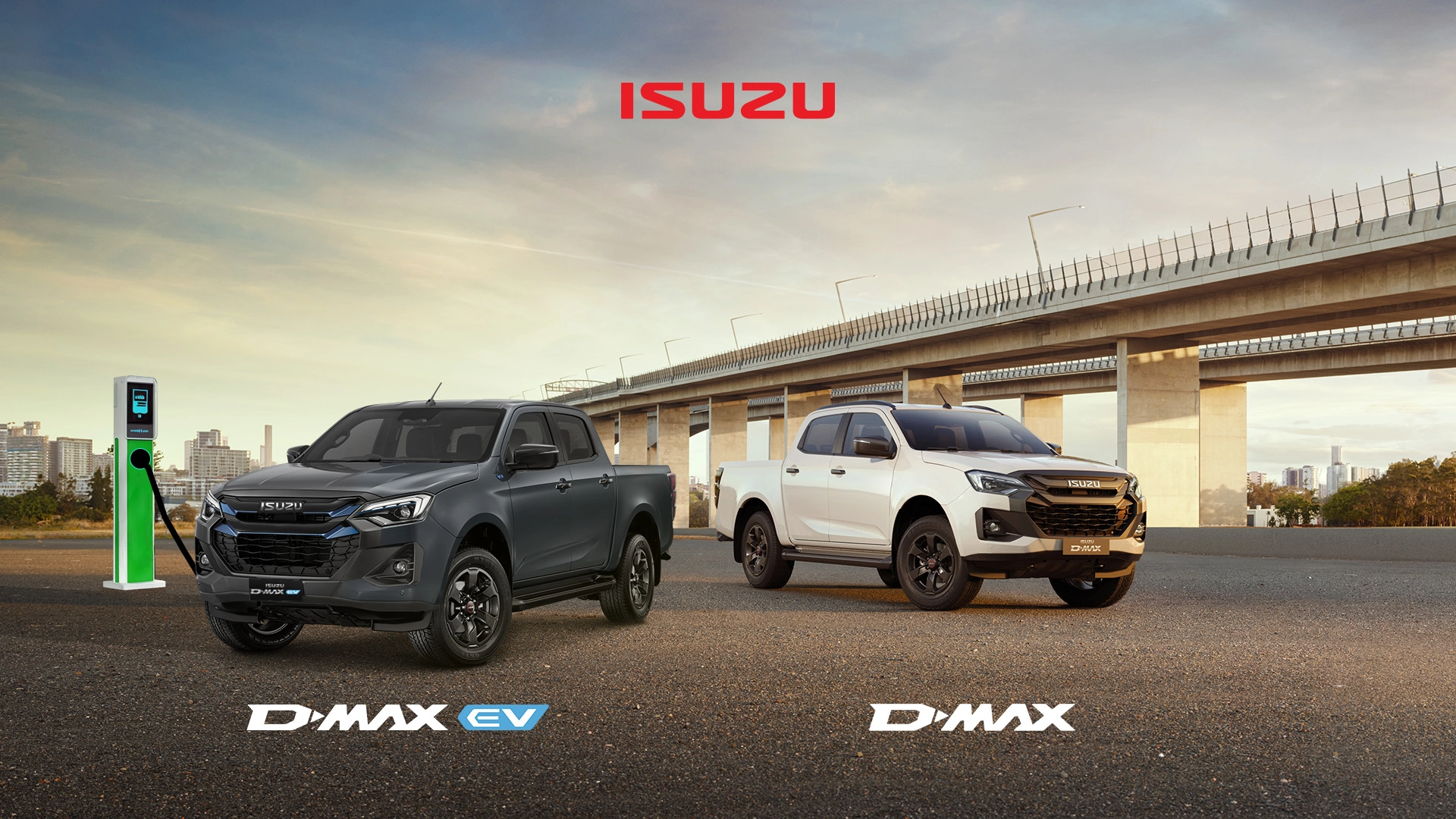 Isuzu D-MAX EV og D-MAX parkert ved ladestasjon og vei – fremtidens pickup hos Granrud Bilverksted.
