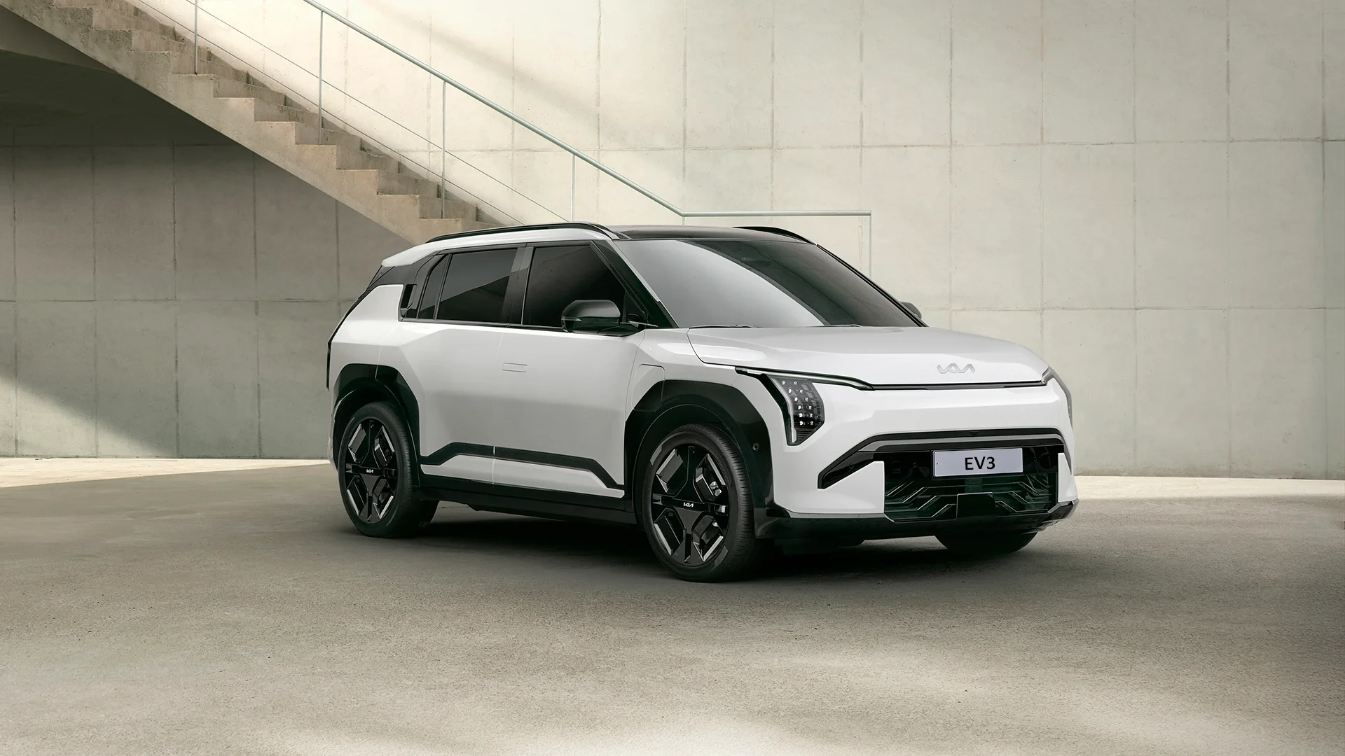 Hvit Kia EV3 elektrisk SUV med futuristisk design – nykommer hos Granrud Bilverksted.