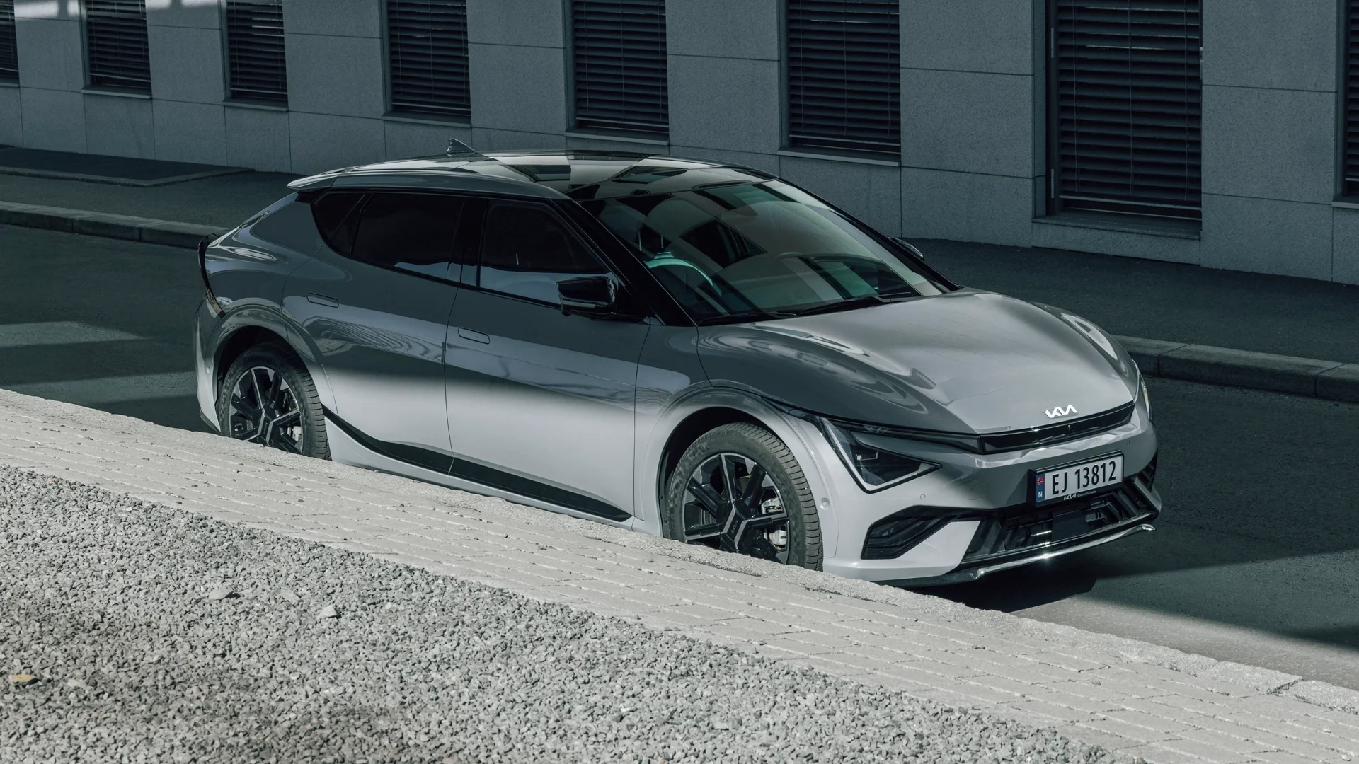 Kia EV6 i sølvgrå finish parkert i byen – stilren og rask elbil fra Granrud Bilverksted.